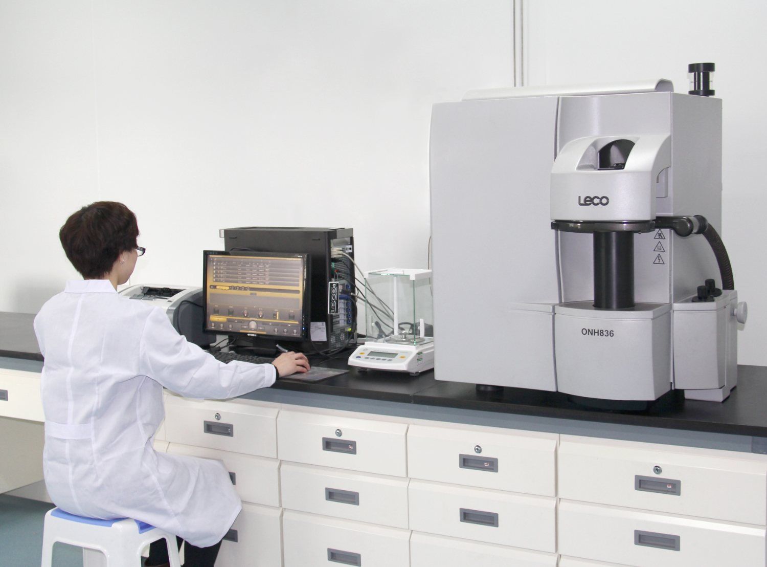 Technician operating a LECO ONH836 oxygen, nitrogen and hydrogen gas analyser in the Kangli materials laboratory