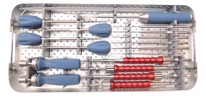 Spinal system instrument set arranged in its sterilisation tray